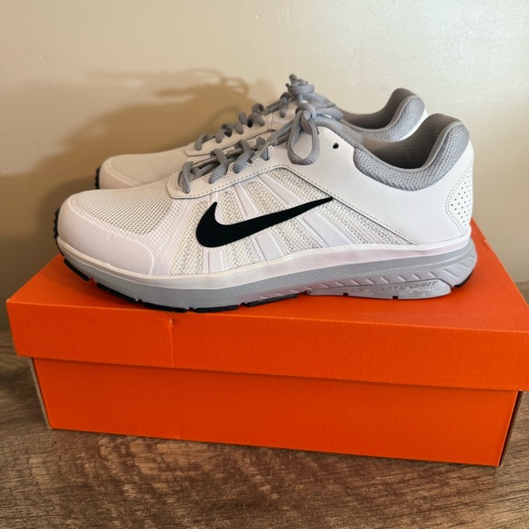 Nike Dart 12 Sneakers Men’s Size 9.5 White Black - Picture 1 of 11
